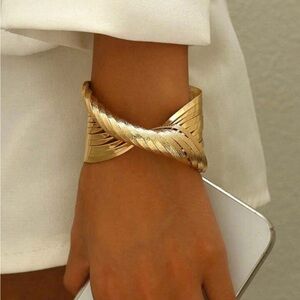 Elegant Gold-Tone Women's Bracelet